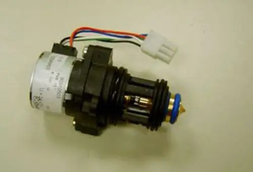 Dreiwegeventil von Remeha, das zur Temperierung von Heizsystemen dient, mit Elektroanschluss und sichtbaren Komponenten zur Wasserleitung.